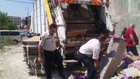 الضابطة الجمركية تتلف بضائع منتهية الصلاحية في جنين